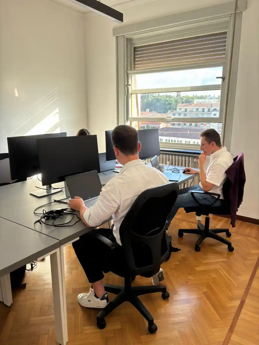 Foto di gruppo istituzionale del team aziendale di Airony, esperti in sviluppo software e intelligenza artificiale.