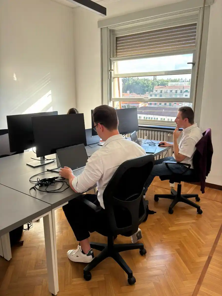 Gli esperti di intelligenza artificiale e data science del team Airony al lavoro su algoritmi di machine learning e modelli predittivi.
