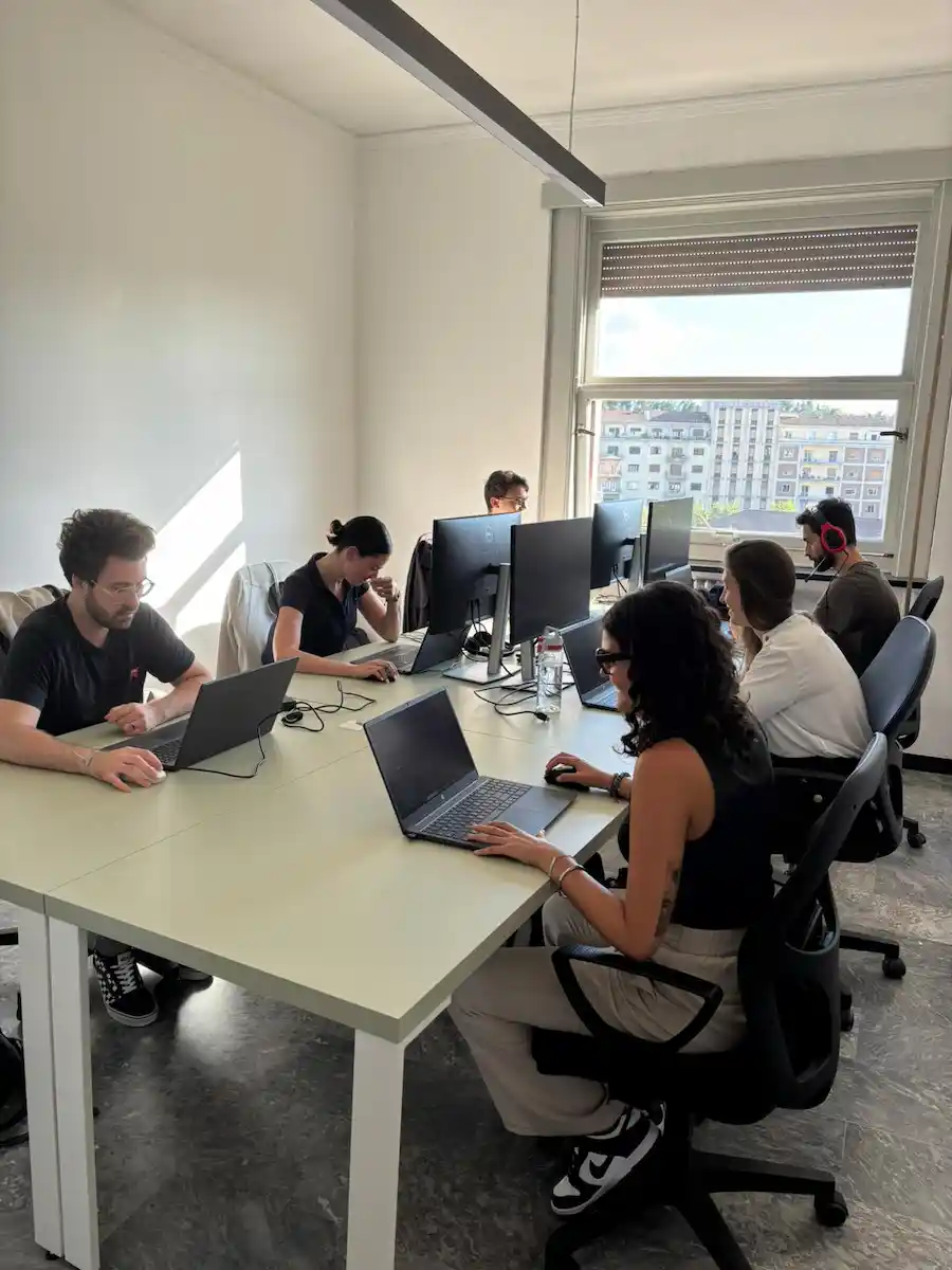 I professionisti AI del team Airony durante una sessione di consulenza aziendale per lo sviluppo di soluzioni software avanzate.