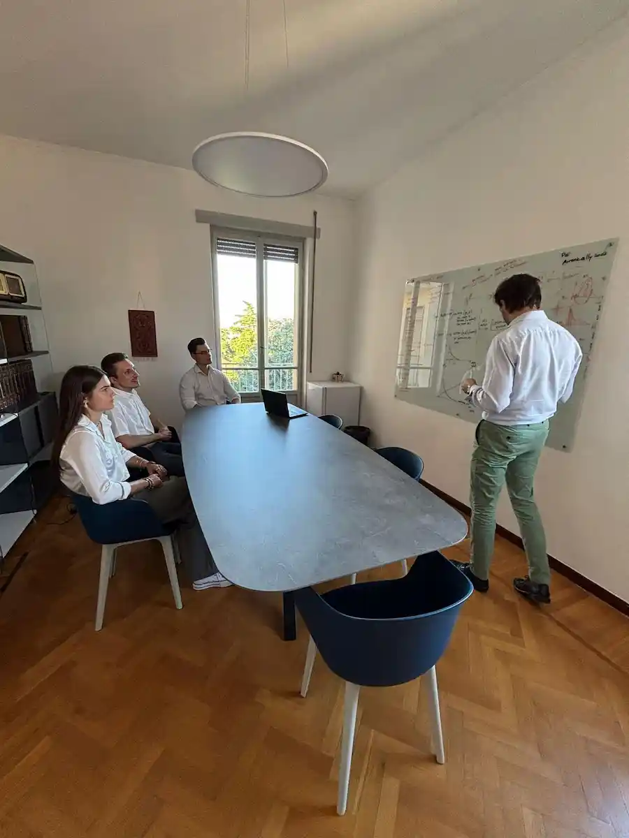 Il team di MetricMate concentrato durante una riunione strategica aziendale per lo sviluppo di soluzioni di Business Intelligence.