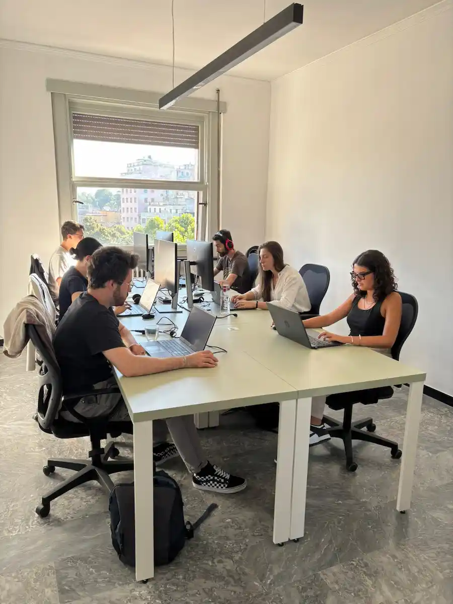 Il team di sviluppo prodotto di MetricMate mentre collabora alla progettazione e al rilascio di nuove funzionalità software.